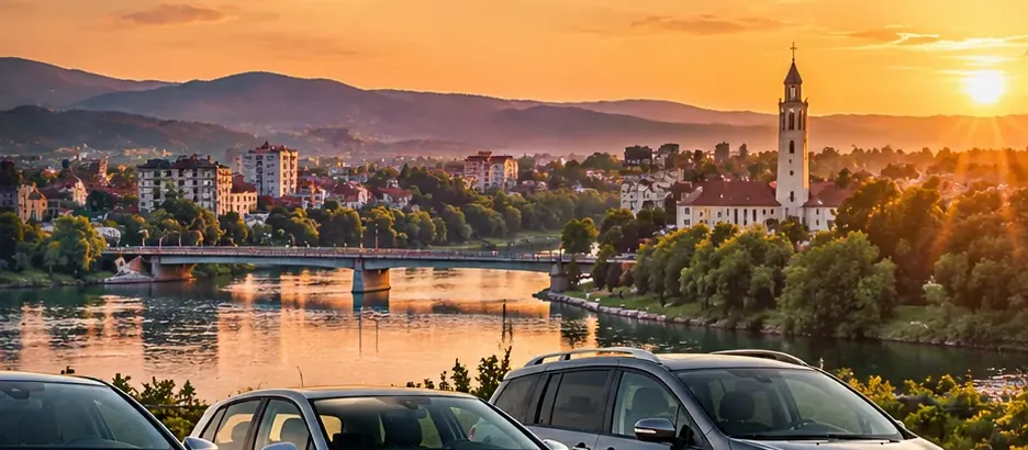 Prijedor, rijeka i crkveni toranj u zalasku sunca